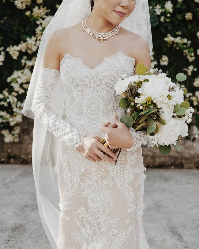 Gaun tube dress dengan kerah heart shaped dipermanis kain pada bagian lengan sehingga tampak seperti gaun off-the-shoulder. Foto: Dok. Adrian Gan