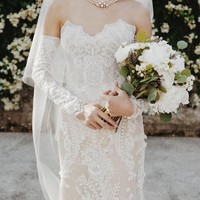 Gaun tube dress dengan kerah heart shaped dipermanis kain pada bagian lengan sehingga tampak seperti gaun off-the-shoulder. Foto: Dok. Adrian Gan