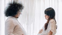Ketika sang istri memamerkan perut buncitnya dan Babe pun tak mau kalah. Foto: Dok. Instagram/fatiyw