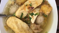Tahu gorengnya besar banget ya? Sudah terbayang lembut gurihnya apalagi direndam kaldu panas. Makin enak! Foto : Instagram @marianasfood