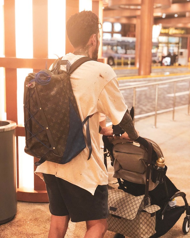 Stefano yang merupakan blasteran Belanda ini juga memastikan gayanya tetap maksimal dengan memakai produk keluaran merek high-end. Ransel pun harus bermerek Louis Vuitton. Sementara tas untuk perlengkapan anaknya yang masih batita berasal dari Gucci. (Foto: Instagram/stefanolilipaly)