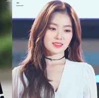 Irene dari Red Velvet mewarnai rambutnya dengan merah mahogany. Di atas panggung, rambut Irene berkilau cantik. Tapi saat tak lagi ditata, rambutnya terlihat sangat kering. Foto: Dok. Koreaboo