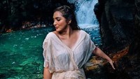 Ia mengenakan gaun berwarna putih di sesi pemotretan tersebut.  Foto: Dok. Instagram/ashanty_ash