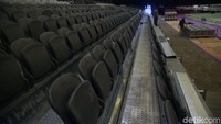 Manajer kompetisi senam, Ita Yuliati, mengungkapkan belum semua peralatan tiba. Dari 26 kontainer yang harusnya sampai di venue, baru muncul tujuh kontainer.