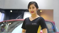 Si cantik ini berpose di samping Datsun Go berwarna merah. Foto: Ari Saputra