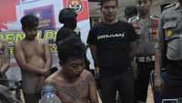Tapi Fahri ingkar janji sehingga Daeng Ampuh meminta anak buahnya menghabisi nyawa Fahri. Tampak tubuh Daeng penuh tato. 