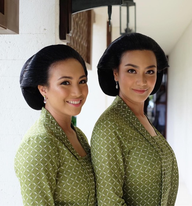 Inilah kedua adik Aryo Djojohadikusumo, Rahayu Saraswati Djojohadikusumo dan dan Indra Djojohadikusumo. Keduanya terlihat cantik dengan busana Jawa saat momen siraman sang kakak yang juga digelar di Bali. Foto: Instagram jacquelinestephani