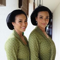 Inilah kedua adik Aryo Djojohadikusumo, Rahayu Saraswati Djojohadikusumo dan dan Indra Djojohadikusumo. Keduanya terlihat cantik dengan busana Jawa saat momen siraman sang kakak yang juga digelar di Bali. Foto: Instagram jacquelinestephani