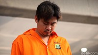 Untuk mempertanggungjawabkan perbuatannya AX dapat dikenakan pasal 340 KUHP dengan ancaman hukuman mati karena melakukan perencanaan pemnbunuhan.