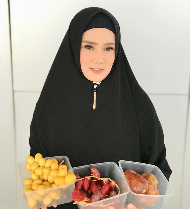 Bros dagu yang dipakai Mulan ini juga banyak dijual online. Satu bros handmade dengan detail pita dan pom-pom ini dibandrol Rp 32.900.  Foto: Instagram/MulanJameela1