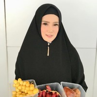 Bros dagu yang dipakai Mulan ini juga banyak dijual online. Satu bros handmade dengan detail pita dan pom-pom ini dibandrol Rp 32.900.  Foto: Instagram/MulanJameela1