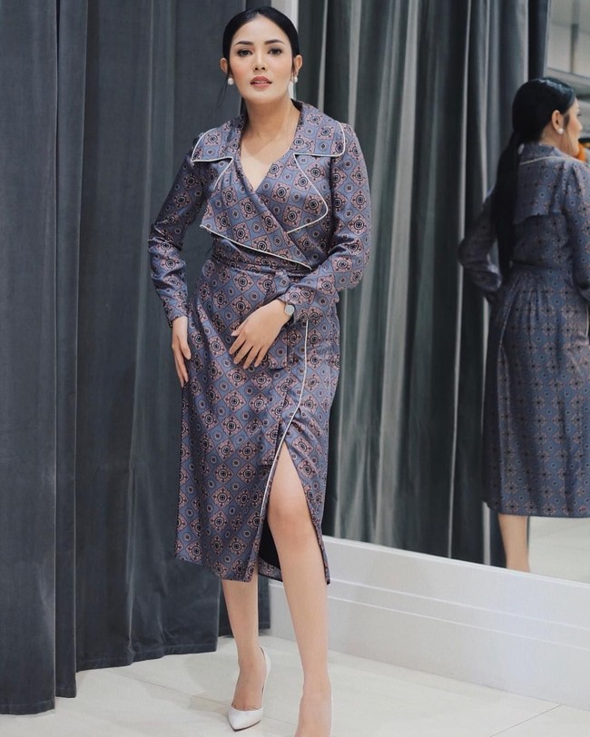 Penyanyi Nindy memamerkan kaki jenjang dan rampingnya dengan pose ala bayi jerapah. Ia tampak stylish mengenakan coat dress. Foto: Instagram