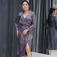 Penyanyi Nindy memamerkan kaki jenjang dan rampingnya dengan pose ala bayi jerapah. Ia tampak stylish mengenakan coat dress. Foto: Instagram