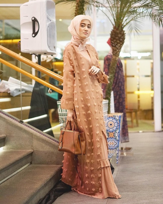 Gayanya pun mencuri perhatian. Ia tampil sangat anggun dengan balutan hijab berwarna pastel. Meski belum lama berhijab, ia sudah cukup rapi memakai hijab di kesehariannya. Foto: Instagram./Sindyhv