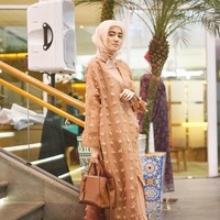 Gayanya pun mencuri perhatian. Ia tampil sangat anggun dengan balutan hijab berwarna pastel. Meski belum lama berhijab, ia sudah cukup rapi memakai hijab di kesehariannya. Foto: Instagram./Sindyhv