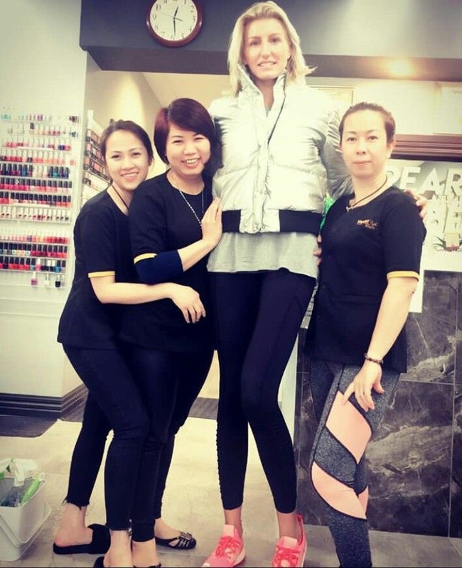 Sekitar 70% tinggi tubuhnya berasal dari kaki. Hingga Caroline pun cukup terkenal di Australia dengan wanita pemilik kaki jenjang. (Foto: Instagram)