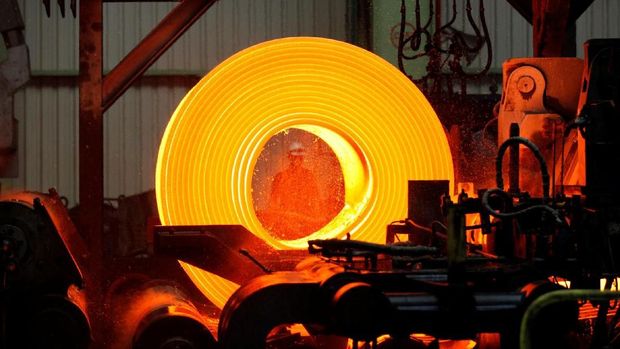 FILE PHOTO: A man works at Turkish steel manufacturer ISDEMIR in Iskenderun in Hatay province, Turkey May 6, 2010. REUTERS/Umit Bektas/File Photo
