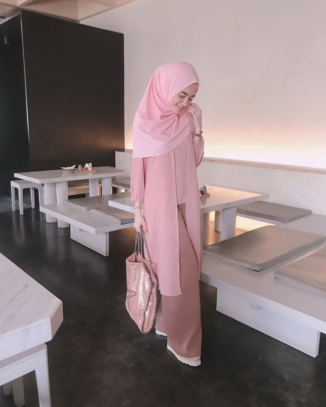 Kini, ia sudah memiliki hanpir 45 ribu followers meski Instagram-nya sempat di-hack. Ia pun kerap menuai pujian dari netizen yang terpukau dengan gayanya yang anggun. Foto: Instagram./Sindyhv