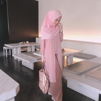 Kini, ia sudah memiliki hanpir 45 ribu followers meski Instagram-nya sempat di-hack. Ia pun kerap menuai pujian dari netizen yang terpukau dengan gayanya yang anggun. Foto: Instagram./Sindyhv