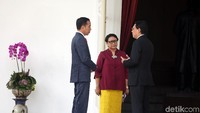 Jokowi mengajak para dubes berbincang di beranda Istana Merdeka.