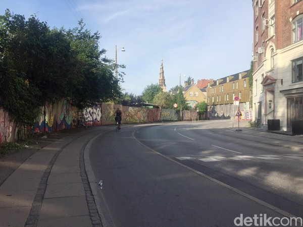 Denmark ada di peringkat ketiga negara paling bahagia di tahun 2021. Tidak hanya para peneliti yang tidak bisa melakukan wawancara secara tatap muka dengan sejumlah negara, mereka juga harus berfokus antara kesejahteraan dengan COVID-19 (Foto: Uyung/detikTravel) Denmark ada di peringkat ketiga negara paling bahagia di tahun 2021. Tidak hanya para peneliti yang tidak bisa melakukan wawancara secara tatap muka dengan sejumlah negara, mereka juga harus berfokus antara kesejahteraan dengan COVID-19 (Foto: Uyung/detikTravel)