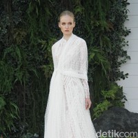 Fashion show gaun pengantin dari Sapto Djojokartiko di Grand Hyatt Jakarta Wedding Fair 2018, Jumat [10/8/2018]. Foto: Mohammad Abduh/Wolipop