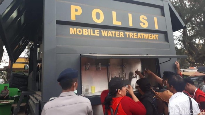 Kendaraan Brimob Ini Ubah Air Parit Jadi Minuman untuk Korban Gempa