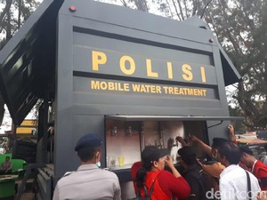 Kendaraan Brimob Ini Ubah Air Parit Jadi Minuman untuk Korban Gempa