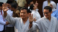 Setelah masuk ke RSPAD pagi tadi, Prabowo-Sandi sempat keluar RSPAD sekitar pukul 08.30 WIB. Keduanya berganti pakaian dengan baju pasien dan menyapa wartawan. (Foto: ANTARA FOTO/Sigid Kurniawan)
