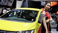 Wajah oriental dan kulit putih menjadi andalan para SPG di booth Honda ini.