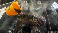 Kerajinan yang telah dibatik kemudian akan disiram dengan air panas untuk mengeluarkan warna dan mengawetkan warna pada kayu agar tidak mudah pudar.