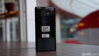 Bagian belakangnya masih berlapis kaca. Perbedaannya hanya posisi sidik jari kini yang berada di bawah kamera. Foto: Adi Fida Rahman/detikINET