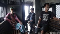 Penyandang Masalah Kesejahteraan Sosial (PMKS) yang terjaring diangkut menggunakan mobil Dinsos.