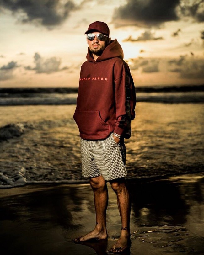 Saat bersantai di pantai pun, Stefano harus tetap bergaya maksimal. (Foto: Instagram/stefanolilipaly)