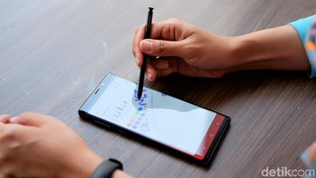  S-Pen bisa dijadikan remote untuk presentasi. Lewat stylus ini kita bisa menganti slide presentasi dengan mudah. Foto: Adi Fida Rahman/detikINET