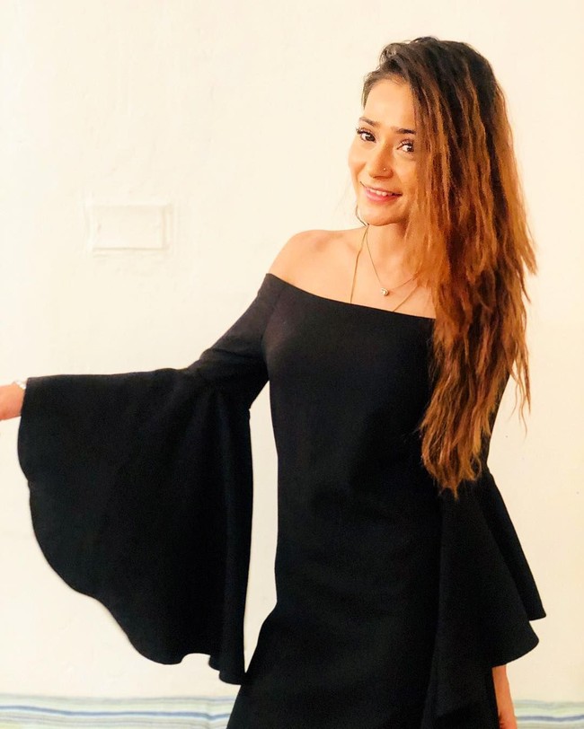 Saya pikir Anda lupa bahwa Anda seorang muslim. Anda harus mengubah agamamu, karena dalam Islam yang religius, pakaian yang kau kenakan tak bisa dibiarkan, kritik netizen. Foto: Instagram @ssarakhan