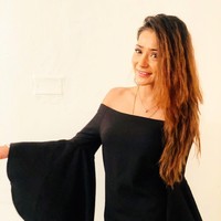 Saya pikir Anda lupa bahwa Anda seorang muslim. Anda harus mengubah agamamu, karena dalam Islam yang religius, pakaian yang kau kenakan tak bisa dibiarkan, kritik netizen. Foto: Instagram @ssarakhan