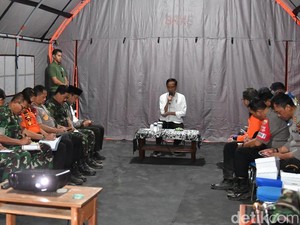 Jokowi Pimpin Rapat di Tenda Pengungsian Lombok, Beri 5 Arahan