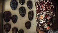 Seni membatik tak hanya dilakukan diatas kain. Para perajin di desa Krebet, Bantul, Yogyakarta menggunakan kayu sebagai media untuk membatik. Karya para perajin itu dikenal luas sebagai sebuah kerajinan seni batik kayu.