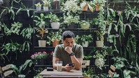  Duh, kok Asta sendirian aja ya? Ternyata ia ditemani segelas kopi dan tempat yang asri. Coffee and plants, tulisnya. HihiFoto: Instagram astaandoko