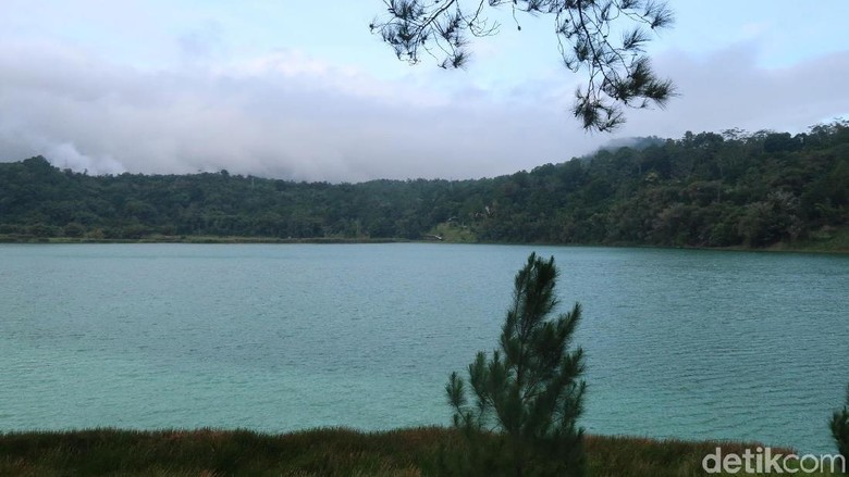 Foto: Pemandangan Danau Linow yang cantik (Bonauli/detikTravel) Foto: Pemandangan Danau Linow yang cantik (Bonauli/detikTravel)