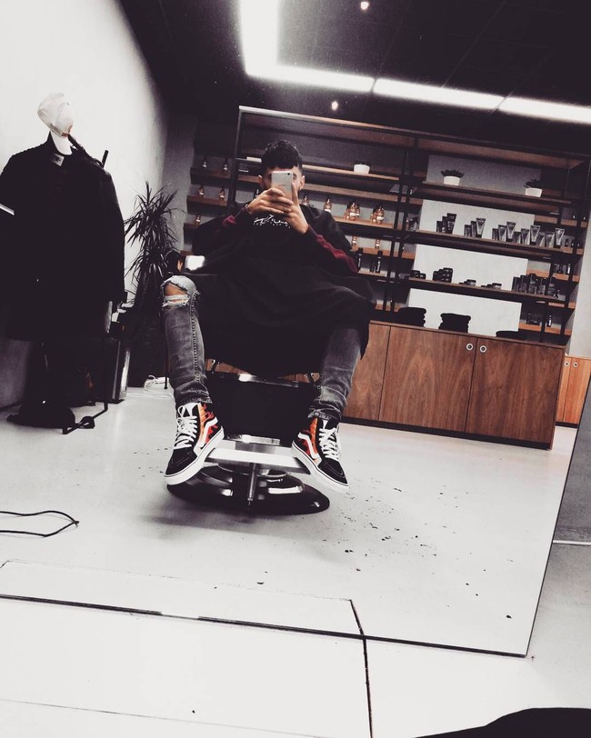 Sneakers keluaran Vans juga jadi pilihan Stefano di saat santai. (Foto: Instagram/stefanolilipaly)