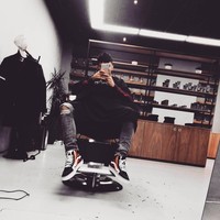 Sneakers keluaran Vans juga jadi pilihan Stefano di saat santai. (Foto: Instagram/stefanolilipaly)