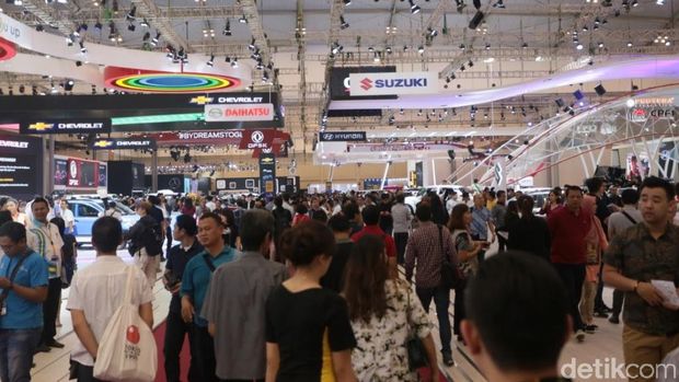 Pada hari ke-dua penyelenggaraannya, GIIAS dikunjungi ratusan ribu pengunjung