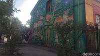 Di salah satu sudut gang yang dikenal sebagai pusher street, terpampang simbol larangan memotret. Rupanya, warga Christiania memang tidak senang difoto. (Uyung/detikTravel)