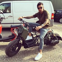 Sorotan tengah tertuju pada pesepakbola nasional Stefano Lilipaly. Ia berhasil memberi gol pertama untuk Indonesia dalam laga melawan Chinese Taipe di pertandingan sepak bola putra Grup A Asian Games 2018, Minggu (12/8/2018). Total, Stefano dua kali membobol gol lawan. Ia bukan cuma jago beraksi di lapangan hijau, gayanya pun berselera. (Foto: Instagram/stefanolilipaly)