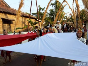 Agustusan dan Bersih Desa, Warga Ponorogo Bentangkan Bendera Jumbo