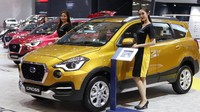 Kalau ini SPG berpose di samping Cross yang diluncurkan pada awal Januari dan menandai kembalinya Datsun di Indonesia. Foto: Ari Saputra