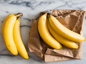 Di Supermarket Ini  Pisang dengan Tingkat Kematangan Berbeda Dikemas Jadi Satu