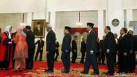 Sejumlah menteri dan pejabat lainnya pun ikut memberikan ucapan selamat usai Enny dilantik menjadi Hakim Konstitusi (MK).